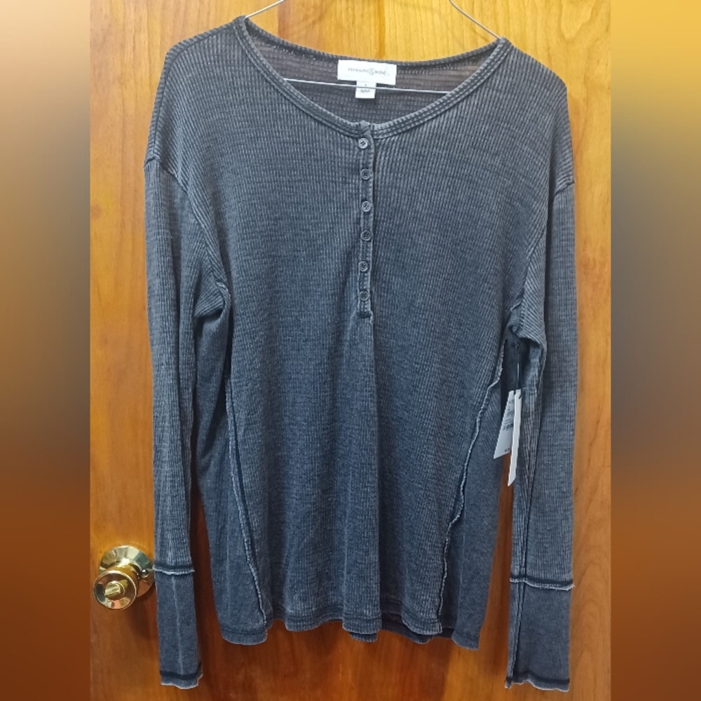 Treasure & Bond Women's Washed Henley in Black, Size S